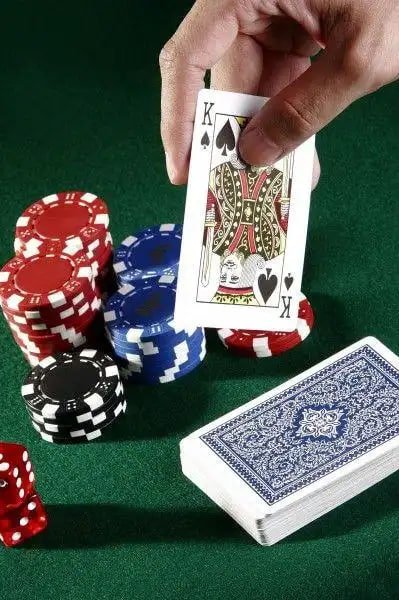twcmm APP မိုဘိုင်းဖုန်းတွင် Slots နှင့် Sportsbook ကစားနေသောမြင်ကွင်း